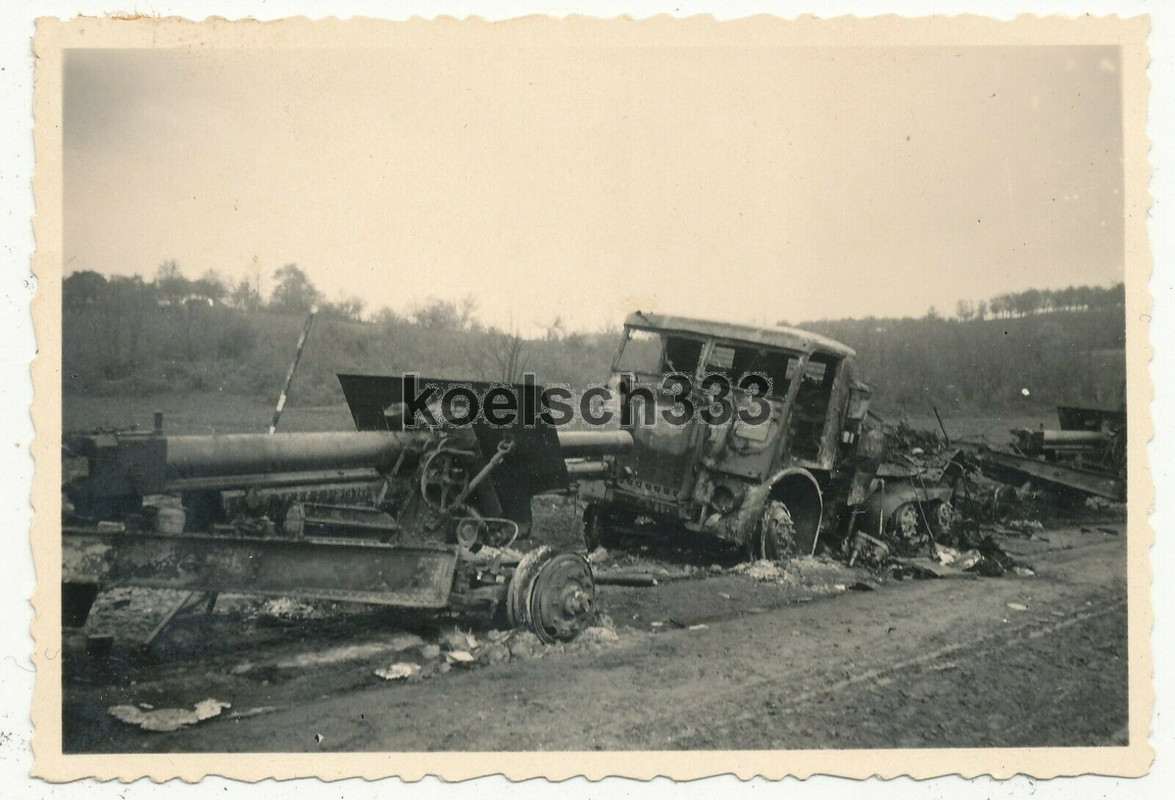 Foto verbrannte Fahrzeuge und Artillerie Geschütze nach Gefecht an der Ostfront