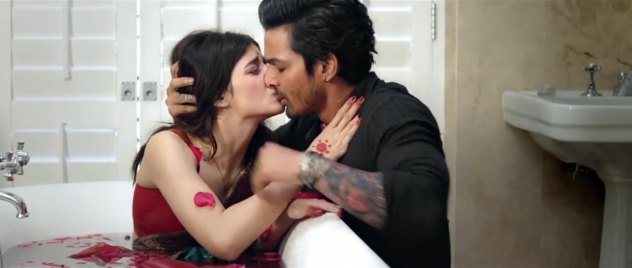 [Image: Sanam-Teri-047.jpg]