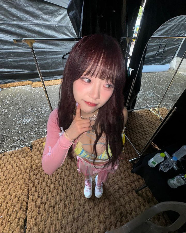 3韩国人气女团Cignature的 金智源，活动跳舞直接把奶头亮出来嗨翻全场！这骚货穿得跟没穿似的，跳舞时奶子甩得上下乱晃，奶头清晰可见，晃得粉丝鸡巴都硬了！她那妖艳身材配上清纯脸蛋，反差骚得要命，这