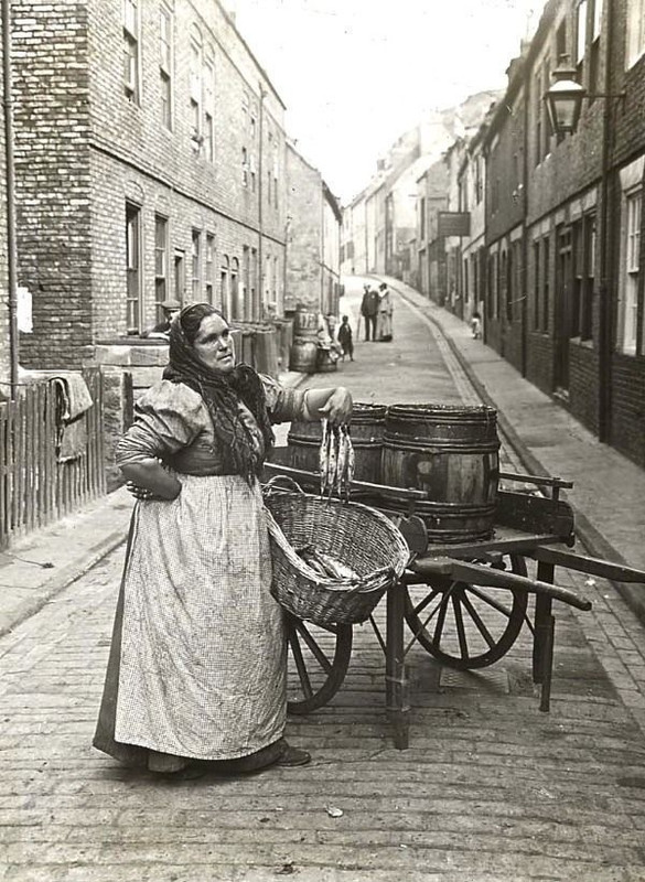 blacknwhite-fishwife-london-1910-new.jpg