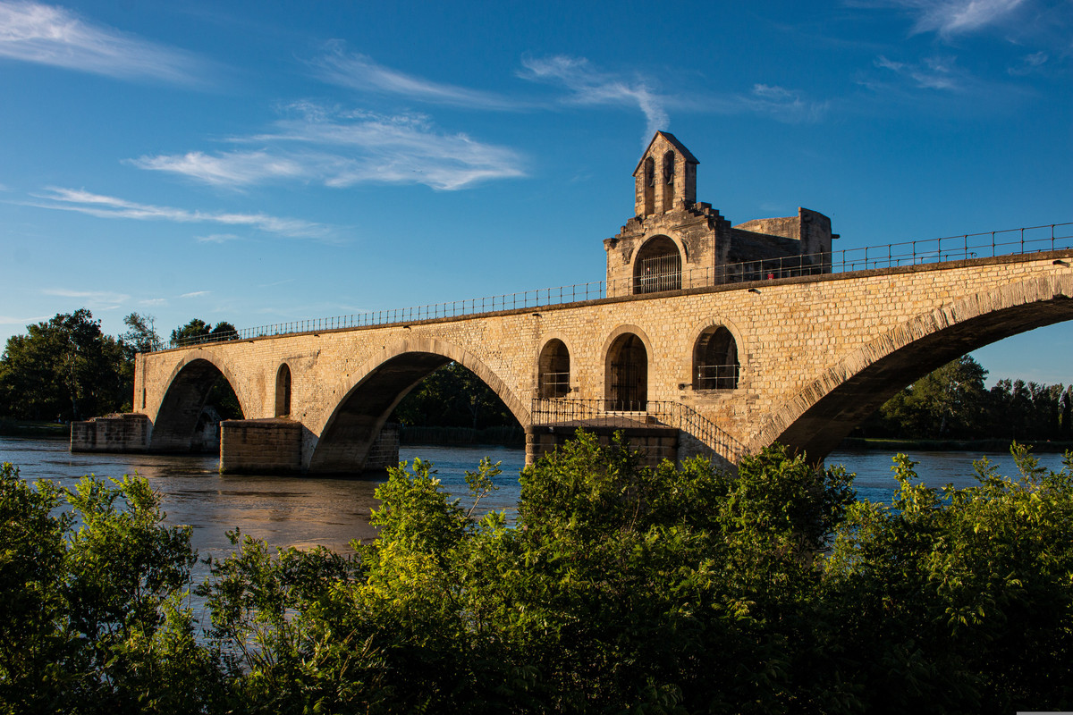 Vue en drone du Pont d'Avignon et du Palais des Papes