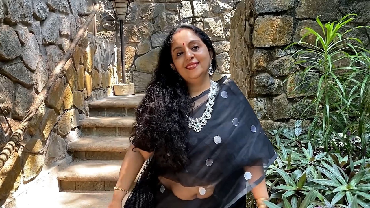 Sindhu Krishna Big Navel in saree.mp4_snapshot_00.24.865