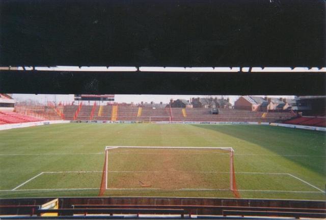 [Image: The-view-across-the-pitch-from-behind-th...oal-Br.jpg]