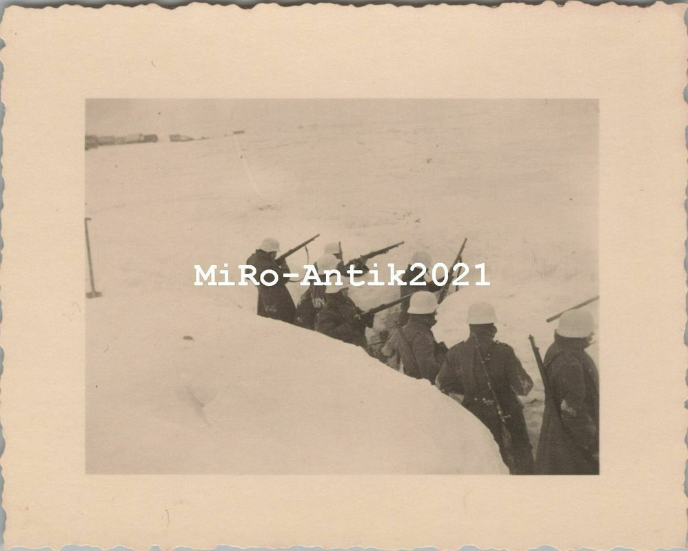 3 x Foto, Wk2, Soldaten mit Schneetarnhelm warten im Schützengraben2