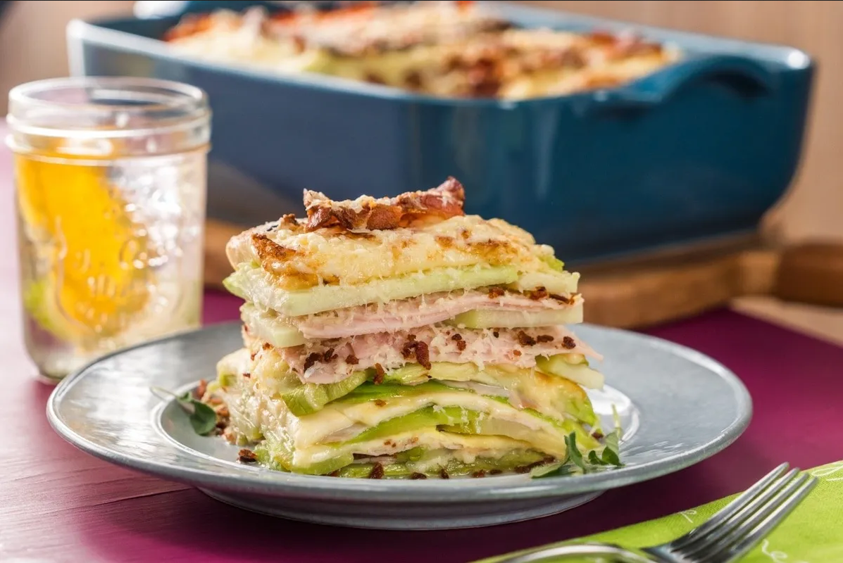 ¿Antojo de una cena saludable? Prepara una lasaña de chayote con queso gratinado