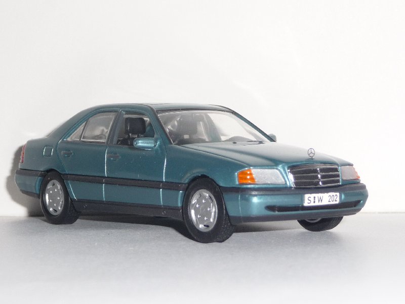 MB 220C w202 Minichamps (3)