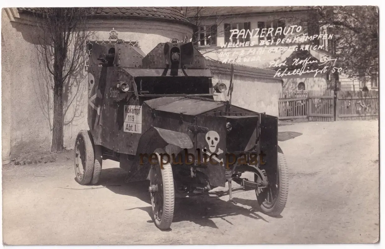 Foto AK Panzerauto -Strolch- München, Kämpfe 1-2 Mai 1919 Photo Hoffmann (P51)