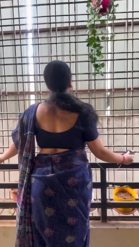 [Image: Ksudha-sexy-big-deep-navel-hole-in-blue-...10-197.jpg]