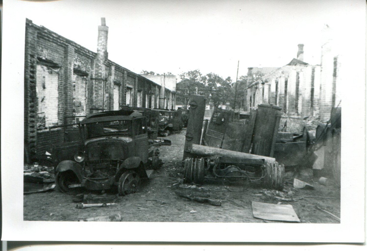 zerstörte Russische Autos Fahrzeuge LKWs WW2