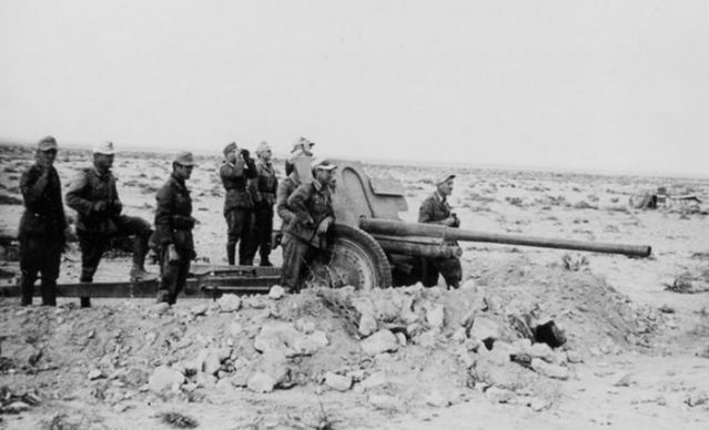 7.62 cm Pak 36r y su dotación en el Norte de África. Una pieza similar era la que utilizó Halm durante su defensa de la cresta de Ruweisat 7.62 cm Pak 36r y su dotación en el Norte de África. Una pieza similar era la que utilizó Halm durante su defensa de la cresta de Ruweisat