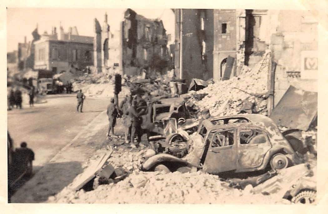 Foto Wehrmacht Soldaten in Gien zerstörte Häuser