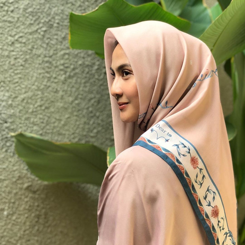 7 Potret anggun Maudy Koesnaedi saat kenakan hijab, manis banget