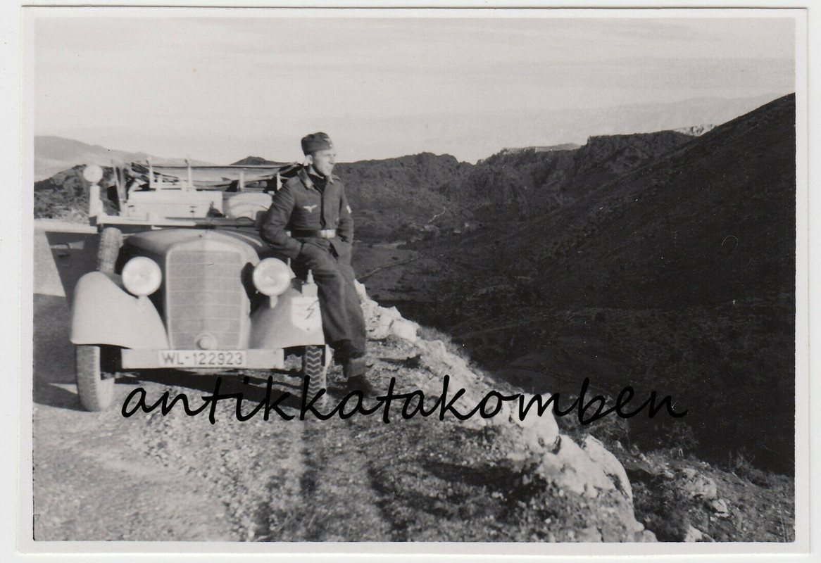 Foto Portrait Luftwaffe Soldat posiert vor Mercedes Benz Kübelwagen Pkw Auto.
