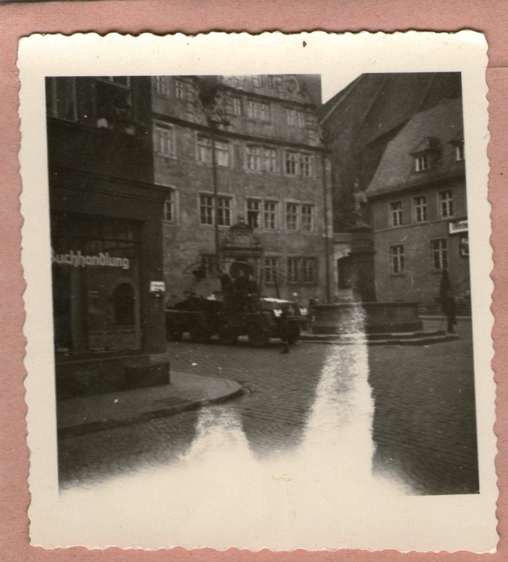 Foto Panzerspähwagen in Stadt, 2 WK, WW 2
