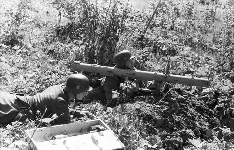 Soldados estonios se preparan para atacar con un Panzerschreck durante la Batalla de Narva, 1944