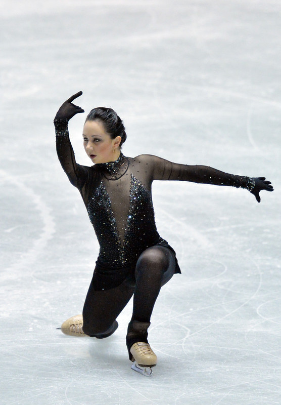 Спортс фигурное катание фсо. Елизавета Туктамышева в Токио. Елизавета Денис фигурное катание. Елизавета Туктамышева в леггинсах. Елизавета Туктамышева зашнуровывает коньки.