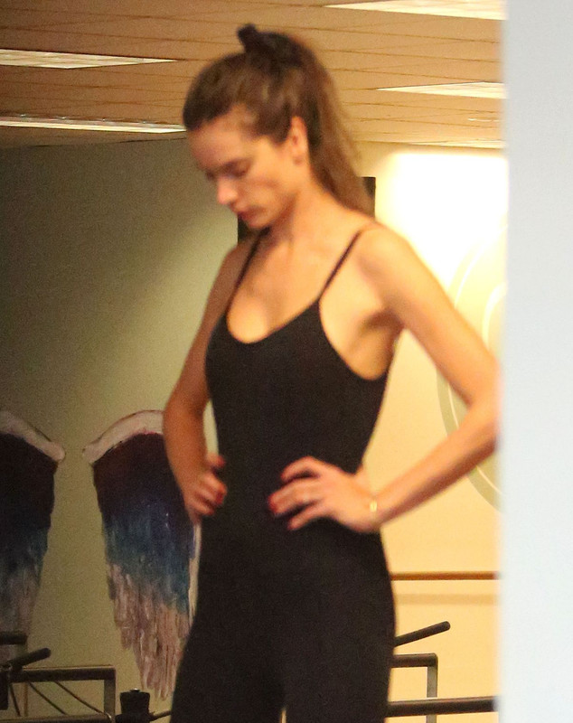 alessandra-ambrosio-at-pilates-class-at-pilates-platinum-in-bren