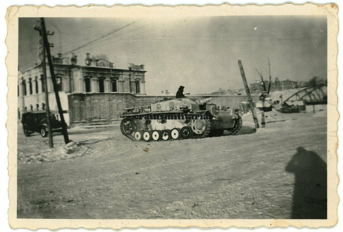 Orig. Foto StuG III Sturmgeschütz Panzer m. Winter Tarn Camo in Stadt Russland