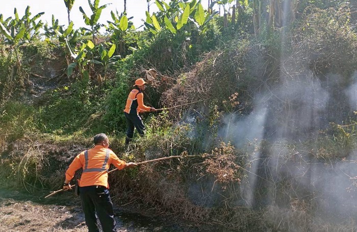 Pembakaran sampah di sekitar jalur kereta api tidak hanya merugikan lingkungan, tetapi juga dapat membahayakan keselamatan dan kelancaran perjalanan kereta api.