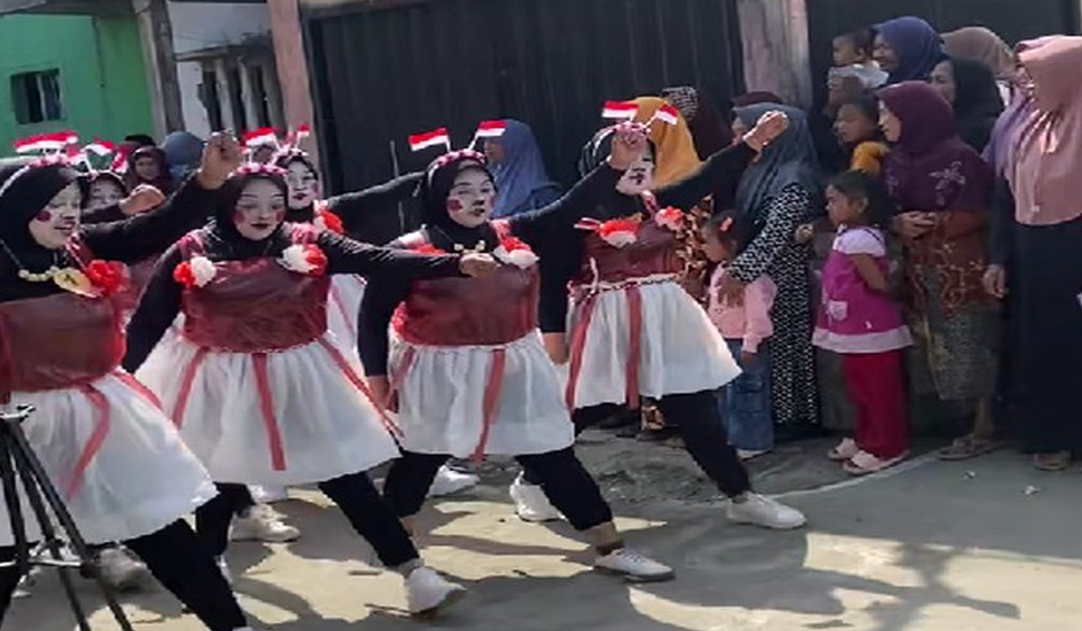 Viral! Emak-Emak Lomba Gerak Jalan 17 Agustus Pakai Kostum Plastik, Kreatif Banget!