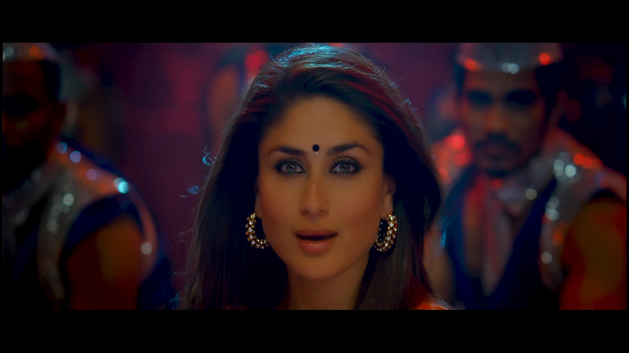 [Image: Kareena-Kapoor-Hot-Halkat-Jawani-From-He...-32-14.jpg]