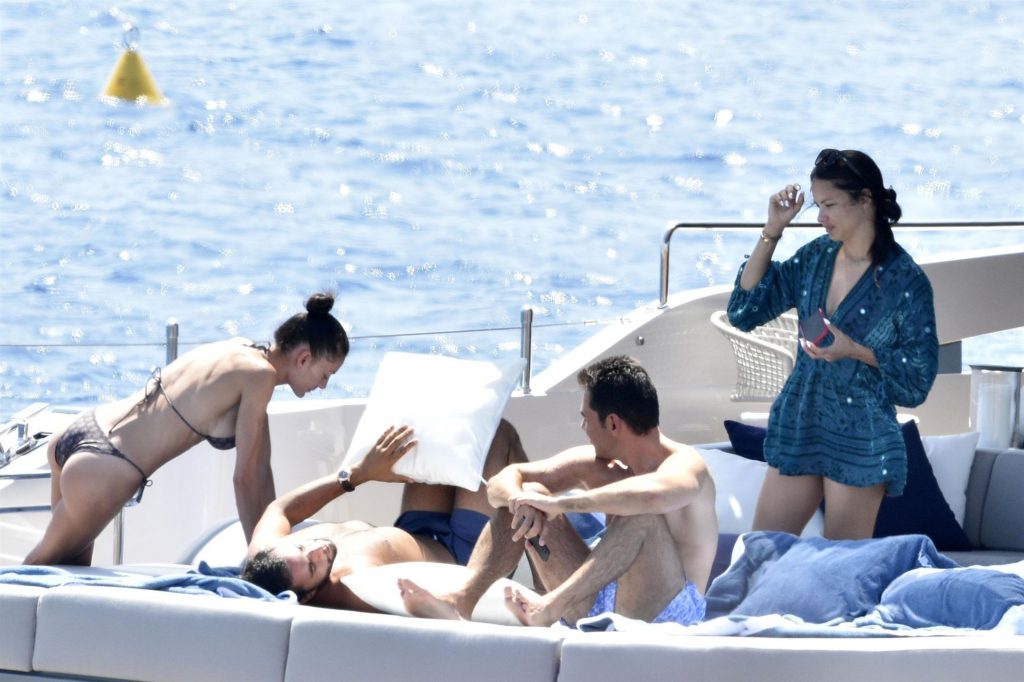 Adriana-Lima-Sexy-The-Fappening-Blog-com-48-1024x