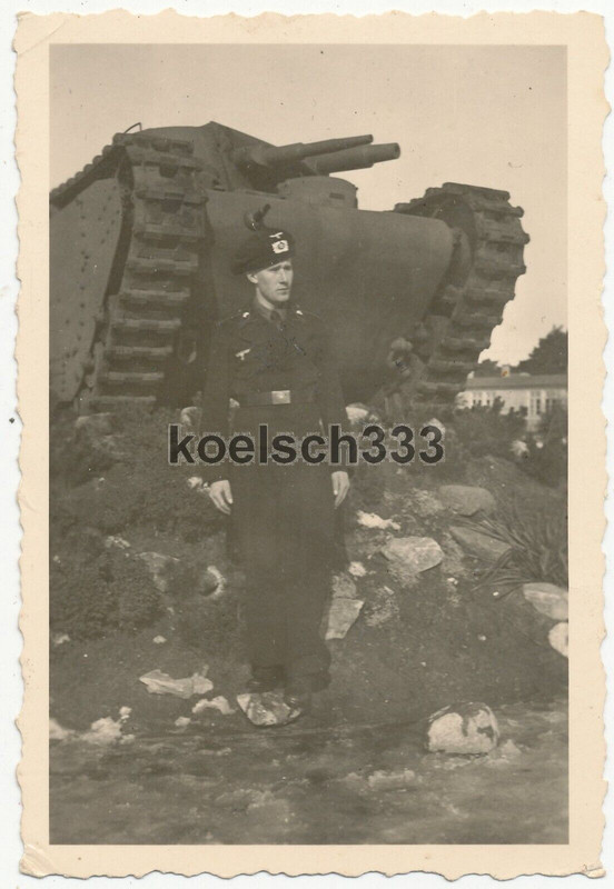 Foto Panzermann der Wehrmacht vor Neubaufahrzeug Traktor Panzer Prototyp ... (1)