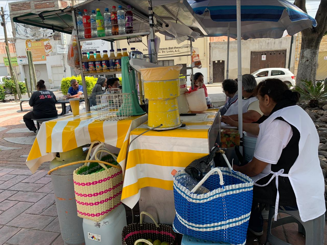 Captan a mujer limpiándose los pies en puesto de quesadillas