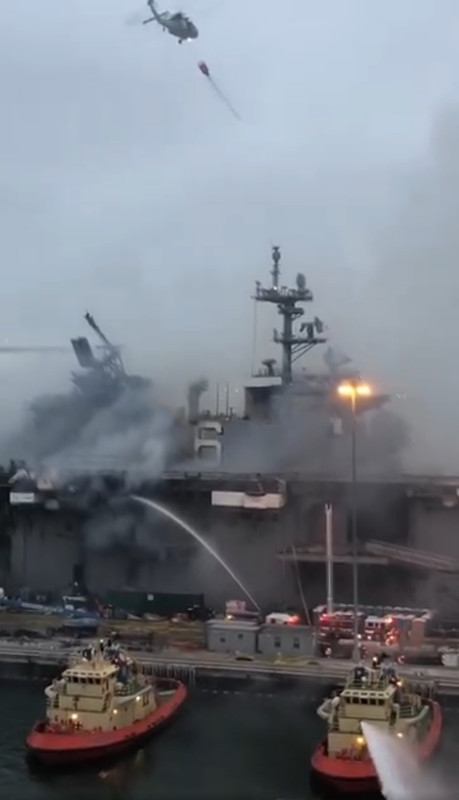 L’USS Bonhomme Richard (LHD 6) en feu à San Diego  Image