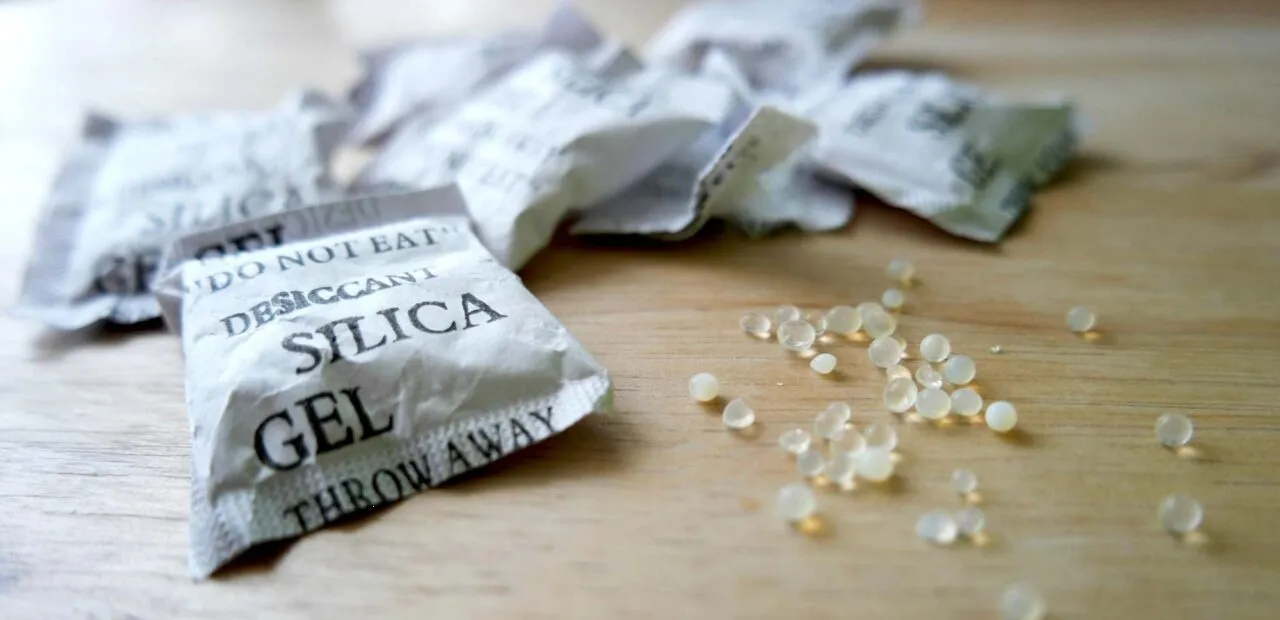 ¿Para qué sirven las bolsitas de gel de sílice y por qué no debes tirarlas?