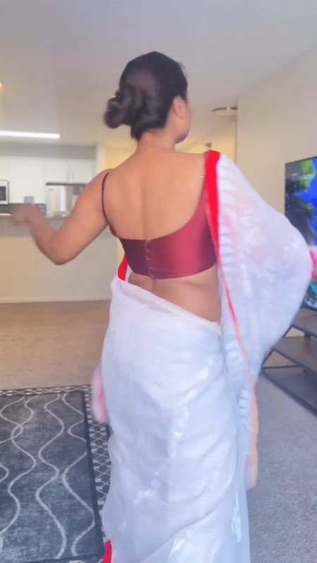 hot sexy girl deep round navel in maroon blouse and white saree mp4 snapshot 00 05 837