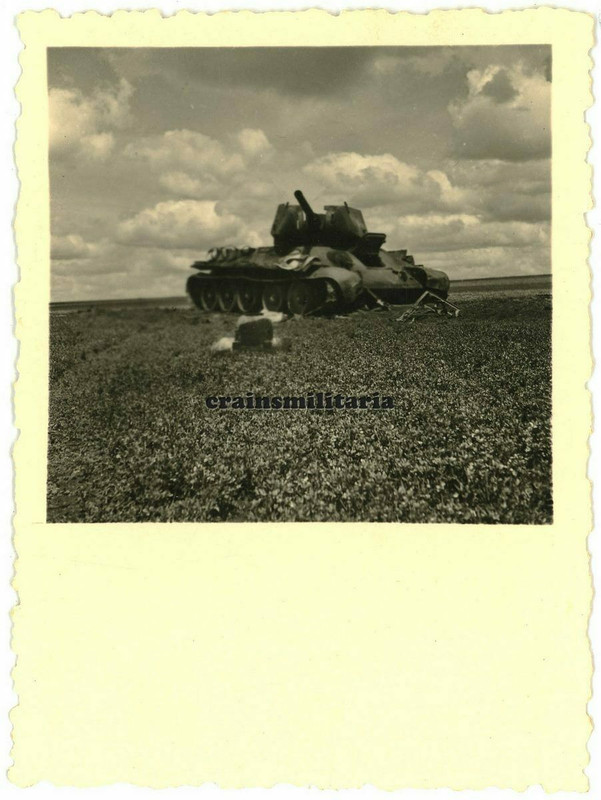 Orig. Foto zerstörte russische T-34 Panzer Tank Beute in Russland