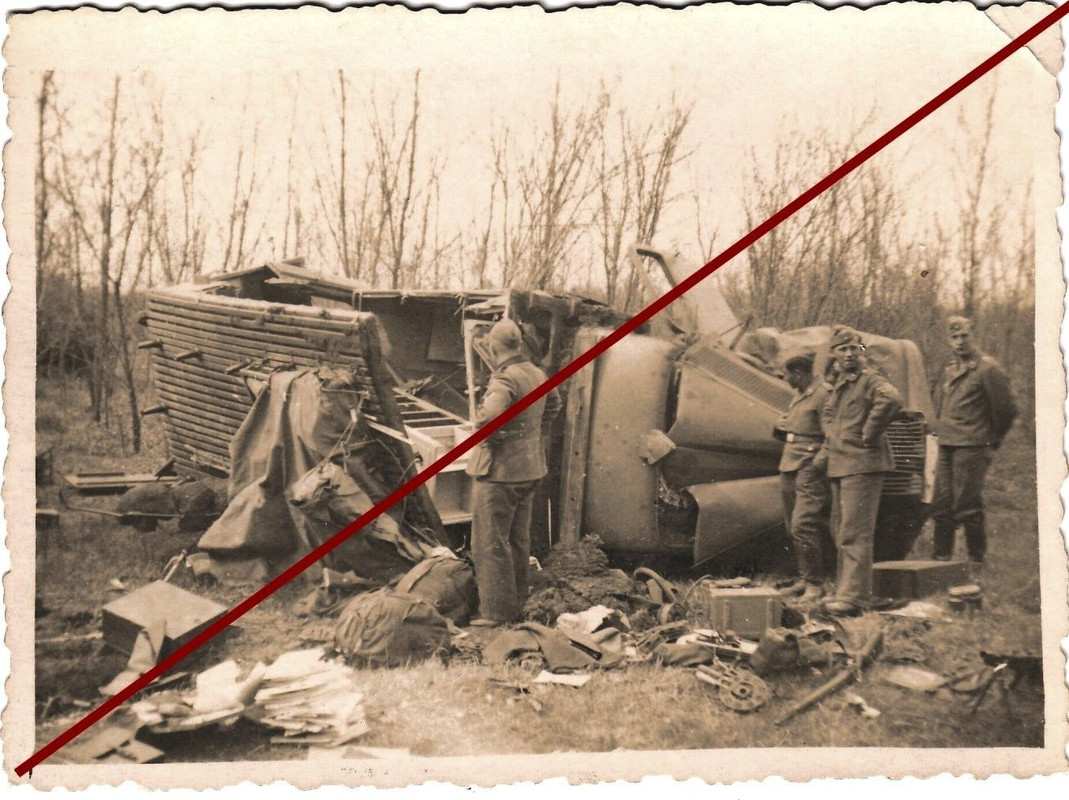 Orig. Foto Zerstörtes Beutefahrzeug wird nach Ka