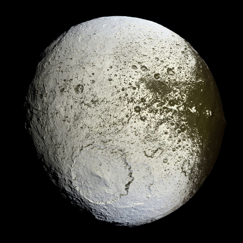 Iapetus-as-seen-by-the-Cassini-probe-20071008.jpg