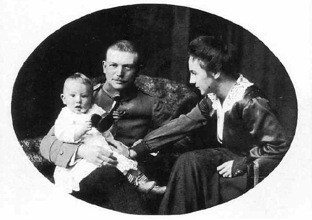 Guderian con su hijo Heinz Günther y su esposa Grete. Imagen de 1915
