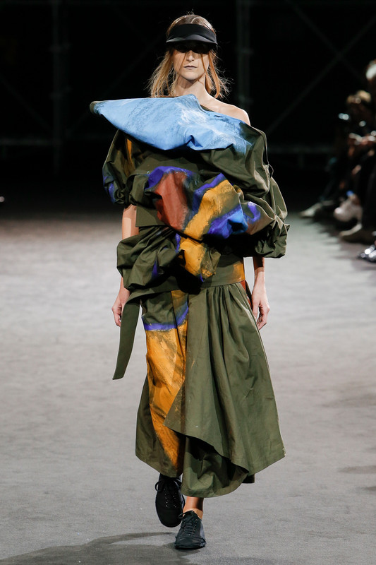 Daiane-Conterato-Yohji-Yamamoto-SS2019-Paris-02