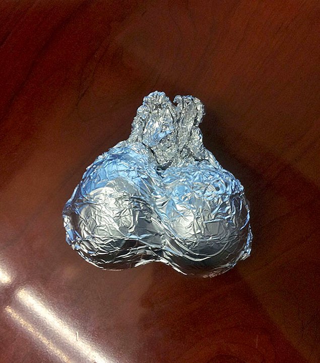 16 уморительных фото о том, как жены шутят над своими мужьями