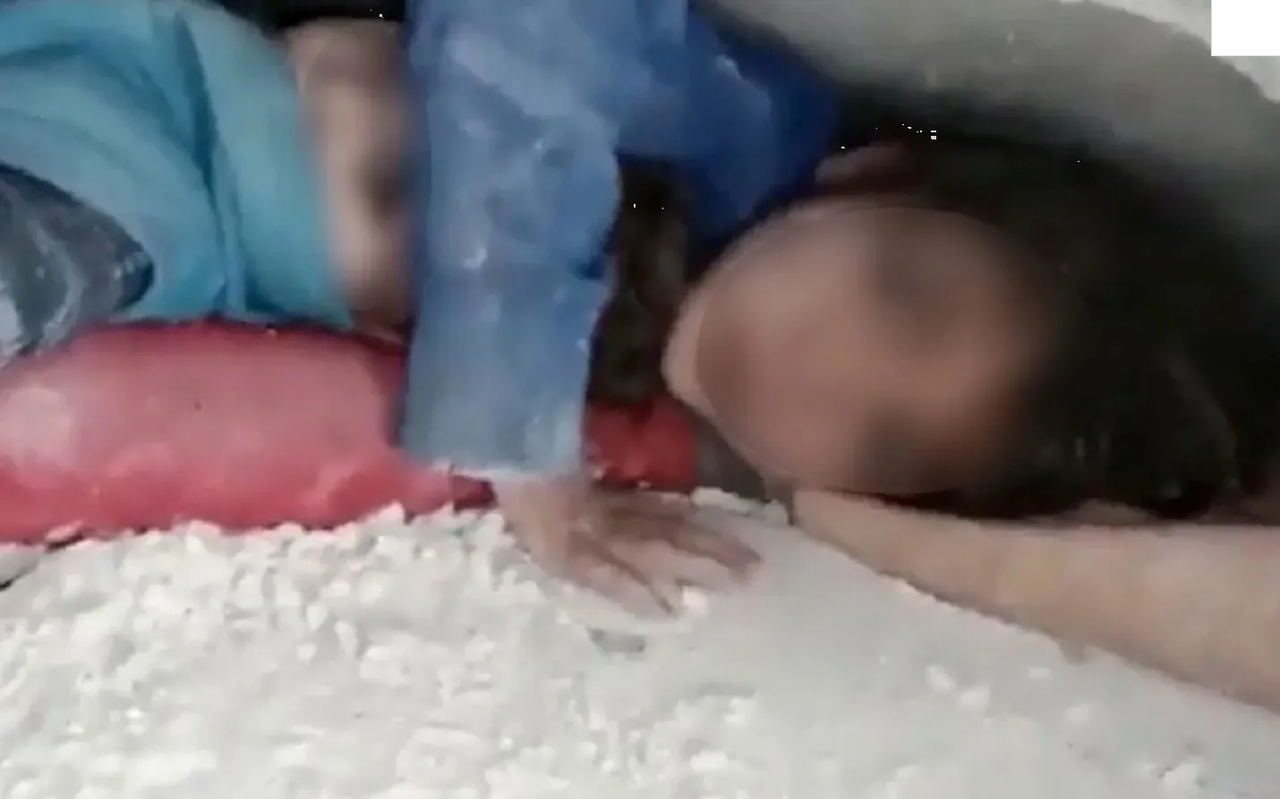 Niña se hace viral en Turquía, protegió de los escombros a su hermanito