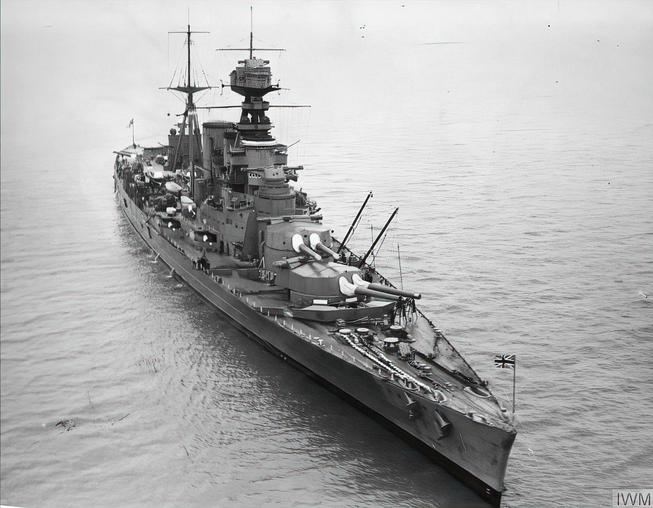 HMS-Hood-regresa-al-puerto-de-Portsmouth-para-reparaciones-el-02-04-1935.jpg