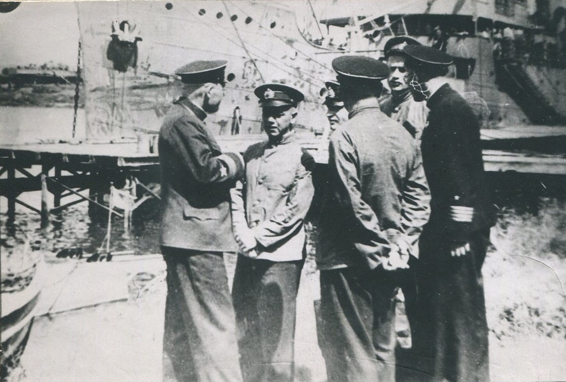 Командование комфлота вице-адмирал Октябрьский Филипп Сергеевич и командир 2 БПЛ ЧФ капитан 1 ранга 