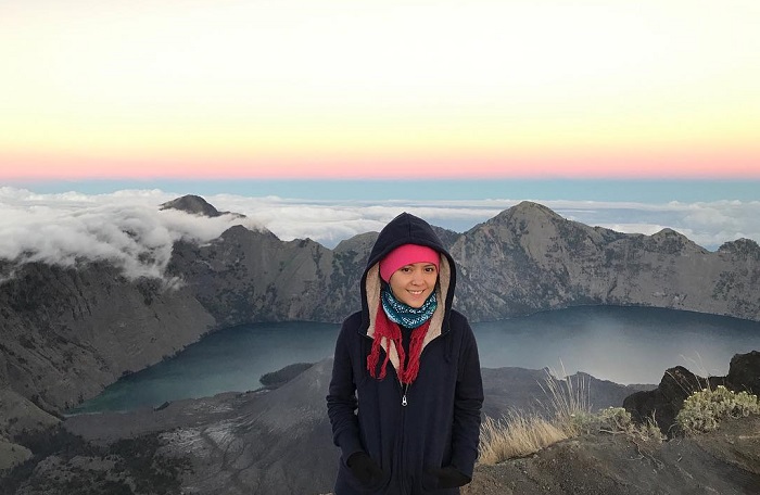 Penyanyi cantik dan pemeran film, Lala Karmela, pernah melakukan pendakian di Gunung Rinjani pada tahun 2017 lalu.