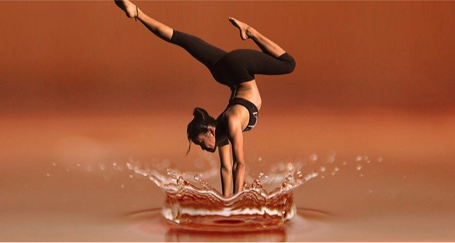 mulher em cima d'agua