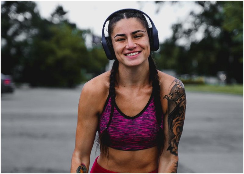 Румънска красавица поднови своя договор с UFC