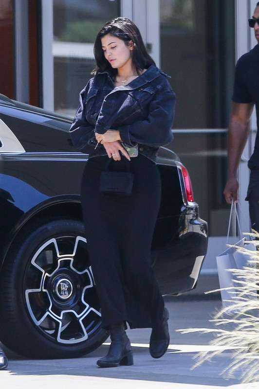kylie-jenner-out-in-calabasas-06-23-2018-1