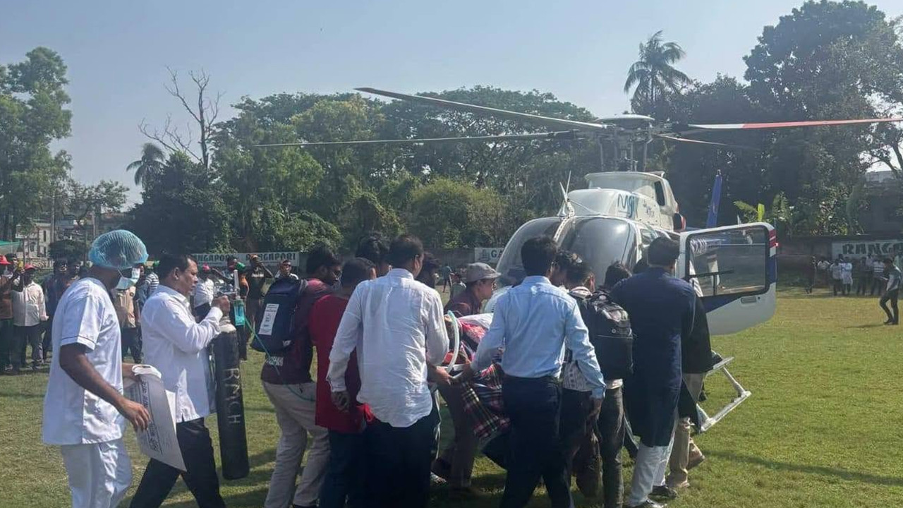 দুর্ঘটনায় আহত রাবি শিক্ষার্থীকে এয়ার অ্যাম্বুলেন্সে ঢাকায় নেওয়া হয়েছে