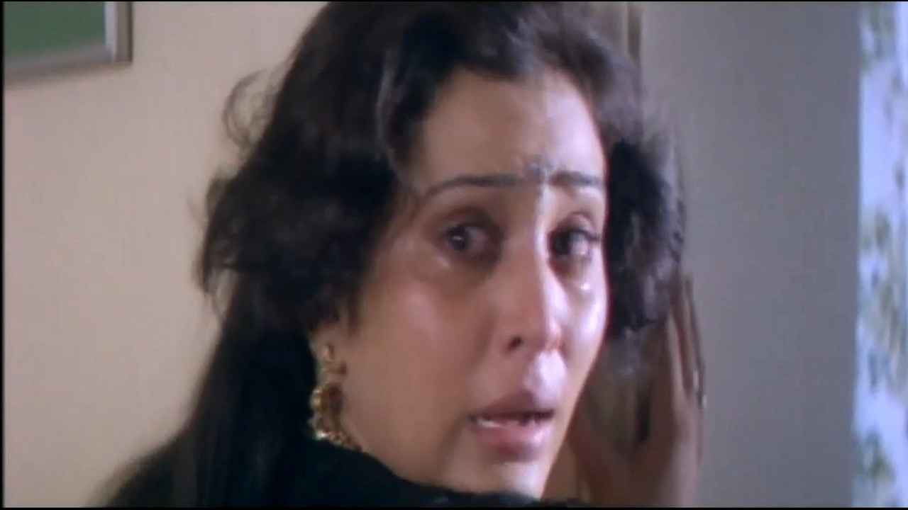 Geetha Molesting scene from aajkagoonda.mp4_snapshot_00.26.838