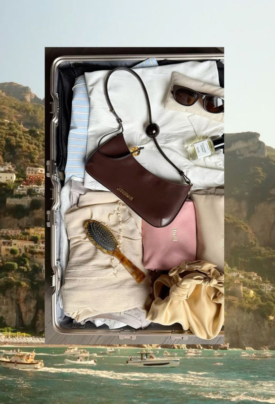 Mala aberta com roupas leves e acessórios para viagem de verão