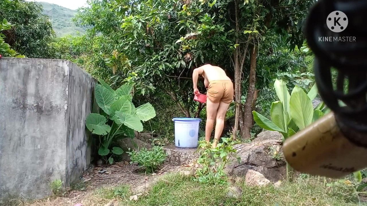 Village girl topless open bath.mp4_20210528_230245.714