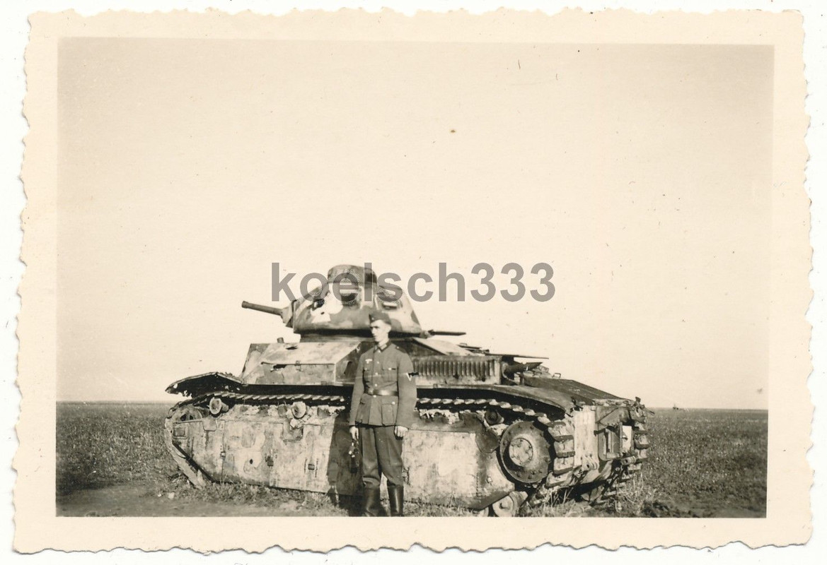 Foto Soldat der Wehrmacht vor französischem Char