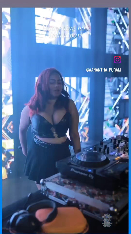 dj girl huge bouncing tits.mp4_snapshot_00.03.125